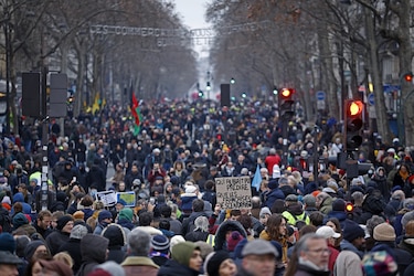 Protestas masivas en Francia contra reforma de pensiones