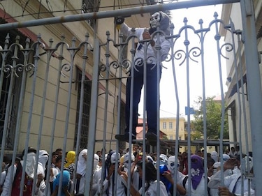Estudiantes enmascarados protestan en el Instituto Nacional