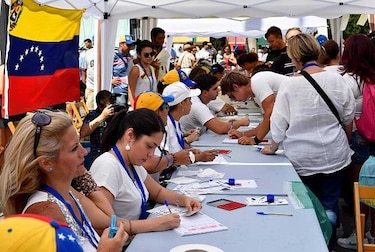 Opositores venezolanos votan en consulta simbólica contra Maduro en Madrid