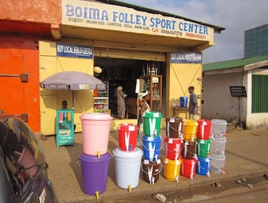 Liberia ordena cremar víctimas del ébola