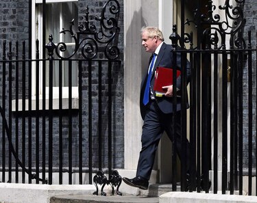 Miembros del Gabinete de Johnson acuden a Downing Street para pedirle su dimisión