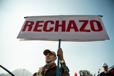Propaganda electoral con trabajador sexual baleado causa polémica en Chile