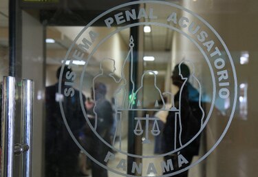 Jurado de conciencia absuelve a tres acusados del crimen de policía durante robo a la DGI