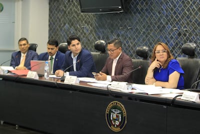 Comisión de Credenciales suspende sesión y aplaza debate del reglamento interno