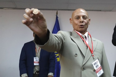 El último candidato a la Presidencia de Perú es elegido mediante el lanzamiento de una moneda