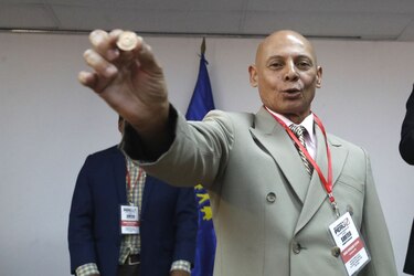 El último candidato a la Presidencia de Perú es elegido mediante el lanzamiento de una moneda