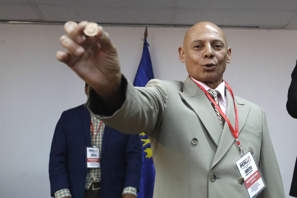 El último candidato a la Presidencia de Perú es elegido mediante el lanzamiento de una moneda