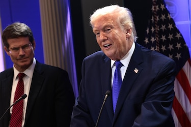 Trump denuncia influencia extranjera tras derrota de la Corte Suprema en caso de aranceles