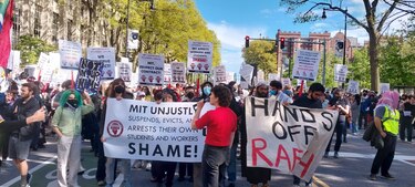 Estudiantes del MIT vuelven a protestar pese a represalias del centro y acusación de Biden