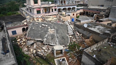 Carrera contrarreloj en busca de sobrevivientes del sismo en Pakistán