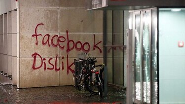 Pintan mensaje contra Facebook en su sede de Alemania