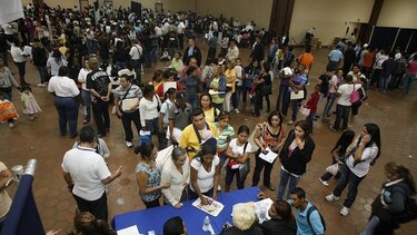 Gabinete discutirá hoy la regularización de extranjeros que se beneficiaron con Crisol de Razas