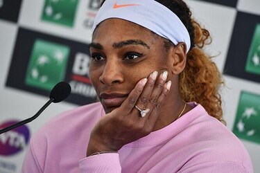 Serena Williams se retira de torneo por lesión en su rodilla izquierda