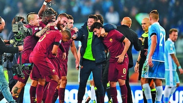 Roma consigue ganar derbi al Lazio por 2-0