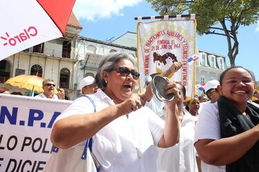 Técnicos de enfermería marchan a la Presidencia