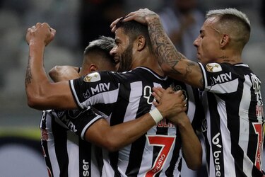 Con show de Hulk, Mineiro liquida 3-0 a River y pasa a semis de Libertadores