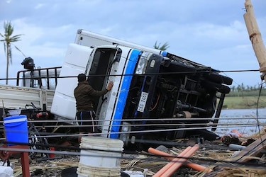Tifón Goni golpea Filipinas y causa al menos 10 muertos