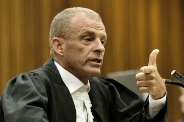 Fiscal cuestiona versión de Pistorius, dice que su historia no tiene sentido