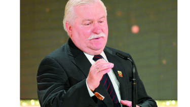 Hospitalizan al líder polaco Lech Walesa
