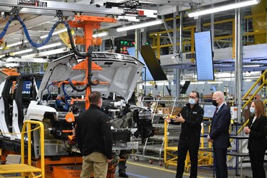 GM inaugura planta de camionetas eléctricas