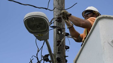 Ingenieros dejan de Puerto Rico; parte de la isla sigue sin luz