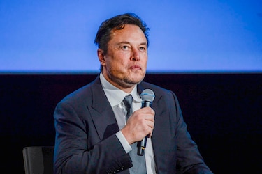 Musk dice que Twitter ha perdido más de la mitad de su valor desde su compra