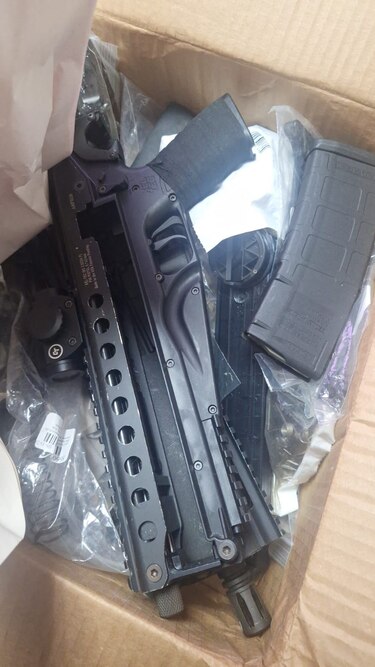 Detectan piezas de armas en paquetes courier