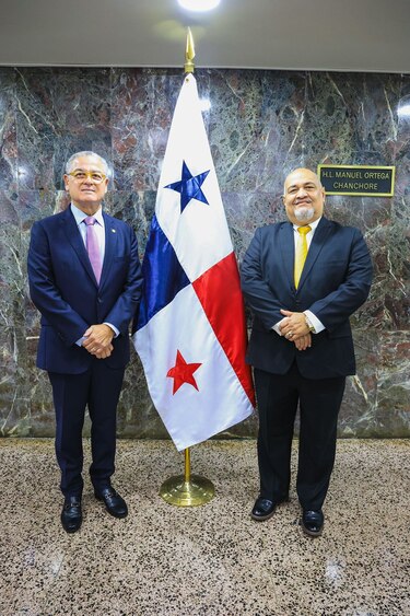 Anel ‘Bolo’ Flores asume como nuevo contralor; promete fortalecer auditorías