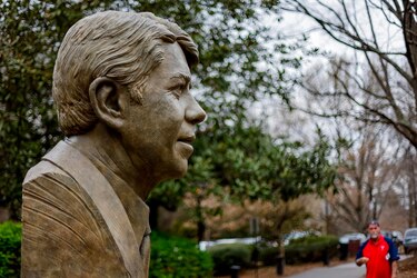 Jimmy Carter llega a centenario convertido en una ‘fuerza moral’, según su amigo Biden