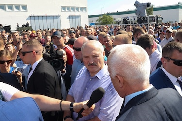 Aumenta la presión en Bielorrusia contra Lukashenko, abucheado en una fábrica