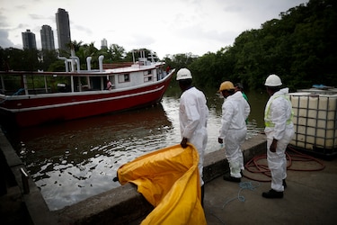 Colocan barreras absorbentes para frenar contaminación en río Juan Díaz