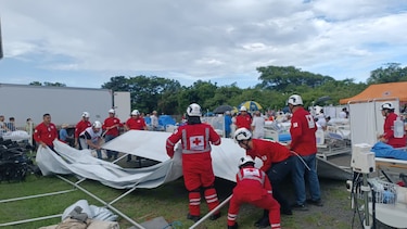 Tras el terremoto, cinco hospitales atienden fuera de sus instalaciones