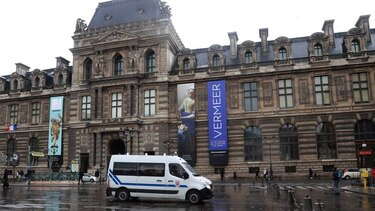 El Louvre reabre tras ataque con machete