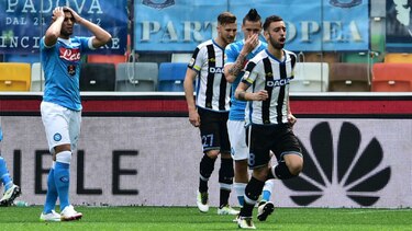 Napoli naufraga en Udinese y se rezaga del líder Juventus