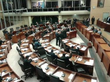 Aumento de décimo tercer mes a funcionarios pasa a tercer debate