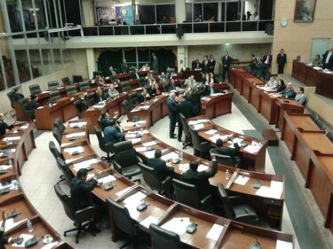 Aumento de décimo tercer mes a funcionarios pasa a tercer debate