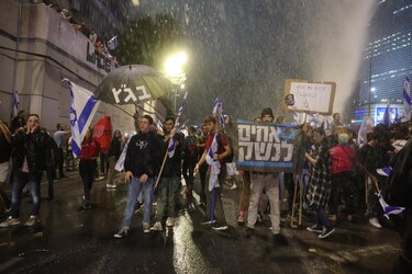 Más de medio millón de israelíes protesta contra cese del ministro de Defensa