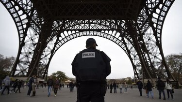 Abaten a asesino de policía en las afueras de París