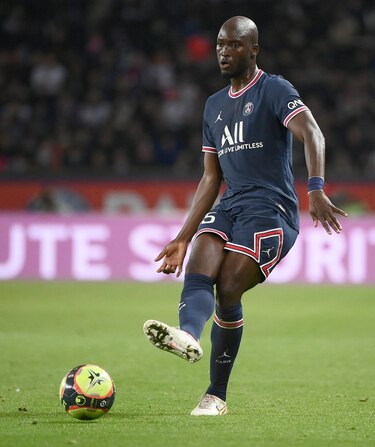 Danilo da positivo al Covid-19, quinto caso en el PSG