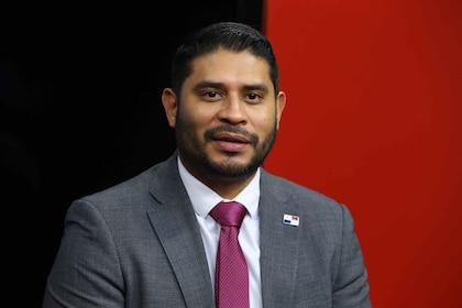 Contralor refrenda por insistencia aumento de salario de los magistrados de la Corte