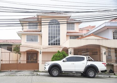 Los lujos y negocios de la diputada Yanibel Ábrego