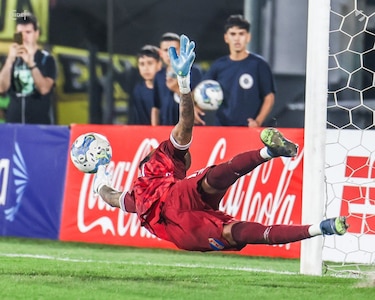 El panameño Luis ‘Manotas’ Mejía ataja dos lanzamientos y Nacional derrota en penaltis a Peñarol