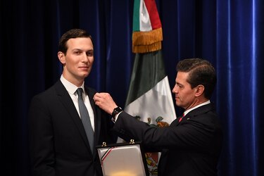 Peña Nieto condecora a yerno de Trump por su 'extraordinario aporte a la relación México-Estados Unidos'