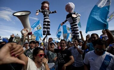 Protesta: Guatemaltecos exigen la renuncia del presidente Pérez Molina