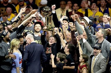 Cleveland vence a Golden State y gana su primer título de la NBA
