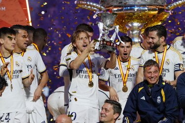 El Real Madrid celebra su decimotercera Supercopa tras derrotar al Barcelona