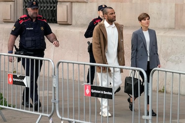 Dani Alves comparece por primera vez en los juzgados tras salir en libertad bajo fianza