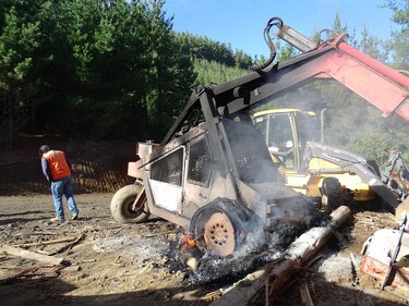Atacan cuartel e incendian máquinas en la zona de conflicto mapuche en Chile