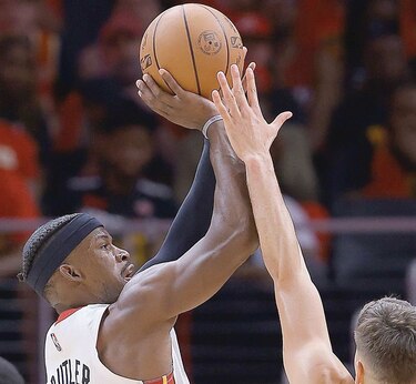 Bucks y Heat a un paso de la clasificación; Denver evita barrida
