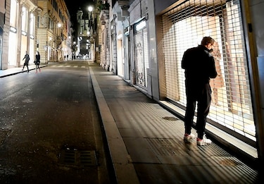 Decretan toque de queda en Italia desde la noche del jueves para frenar contagios